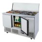 Mesa Refrigeración Y Ensaladera Corredera 4xGN1/1 - 3 Puertas Capacidad 380L 2°/+8°C 1365X700X918MM Mesa Refrigeración Y Ensaladera Corredera 4xGN1/1 - 3 Puertas Capacidad 380L 2°/+8°C 1365X700X918MM