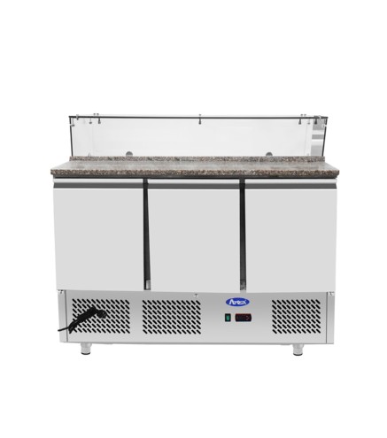 Mesa Refrigeración Y Ensaladera Repisa de Cristal Rectangular 7xGN1/3 - Con 3 Puertas Capacidad 380L 2°/+8°C 1365X700X918MM